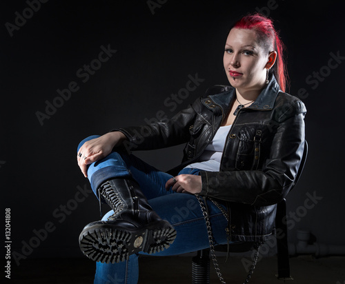 Slika na platnu Sitting informal woman with shaved head