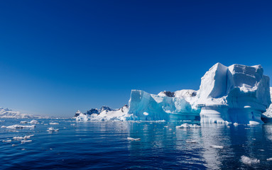 Fotobehang Zuidpoolgebied Imposante ijsberg in Antarctica  © Bloody Orange