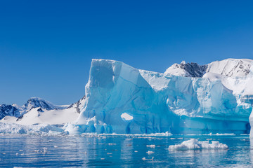 Fotobehang Zuidpoolgebied Majestueuze ijsberg in Antarctica  © Bloody Orange