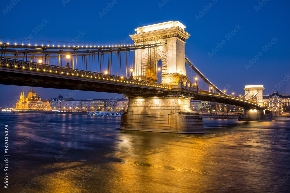 Obraz premium sundown view to chain bridge, budapest