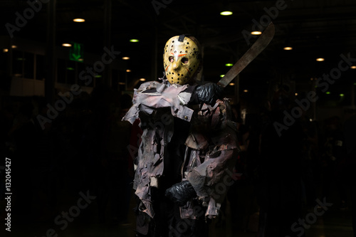 Foto Man wearing mask with machete in the hand