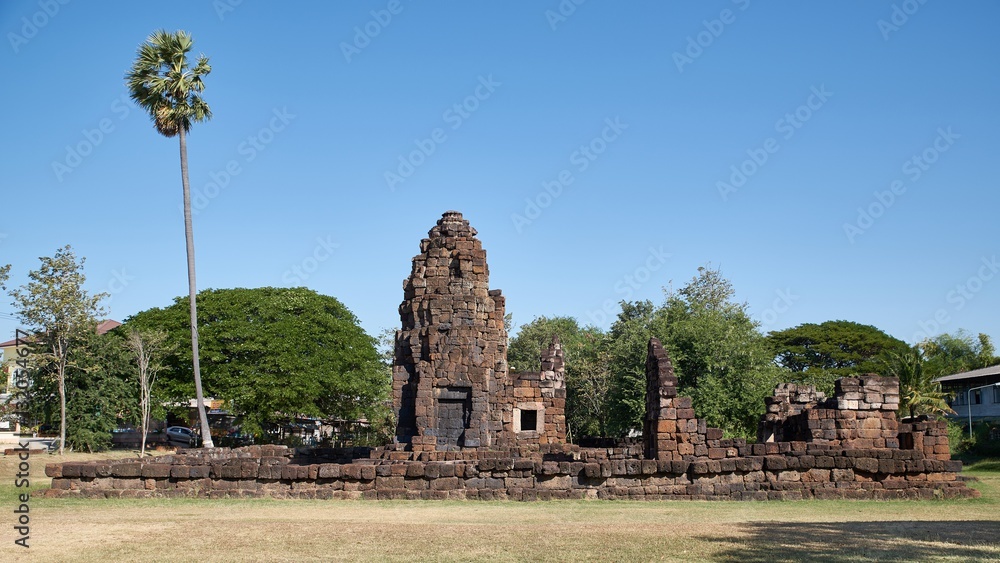 Fototapeta premium Side view of Prang Ku (ปรางค์กู่) in Chaiyaphum province, Thailand