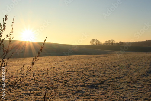 Stimmung bei Sonnenaufgang über Feldern im Winter