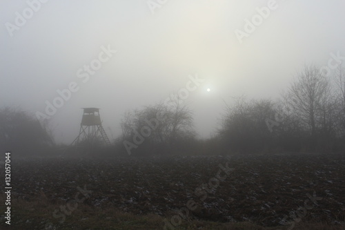 Hochsitz im Winter in starkem Nebel