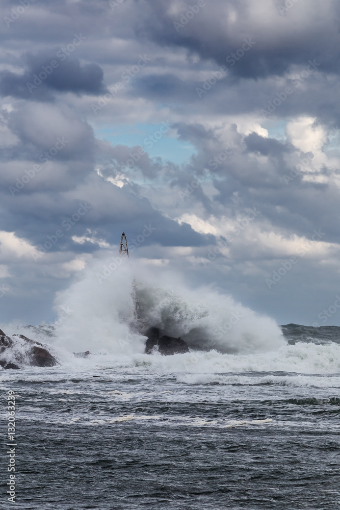 Naklejka premium lighthouse into the sea