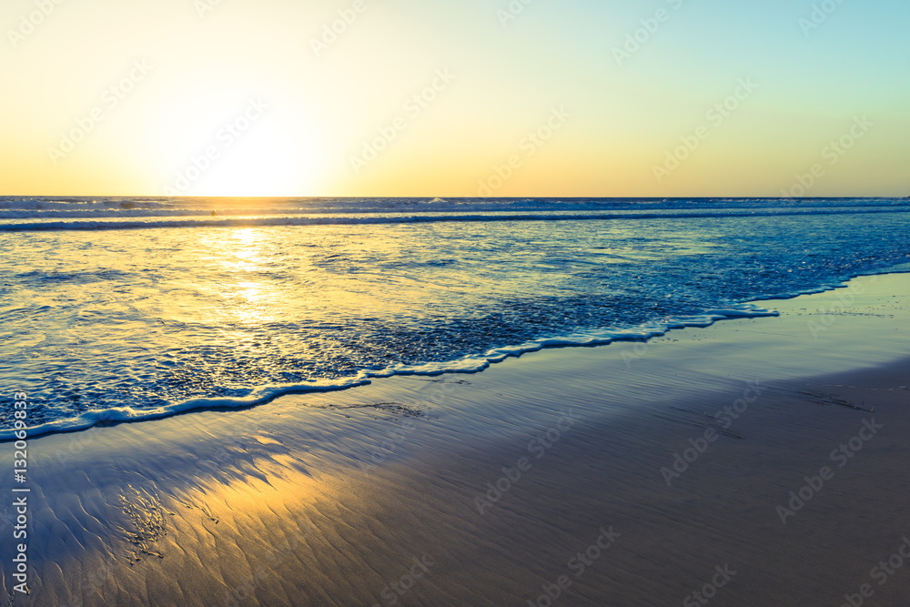 Obraz premium Los Angeles at night. Sunset over the magnificent beach of California. Coast of Pacific ocean for an evening meditative relaxation walks.