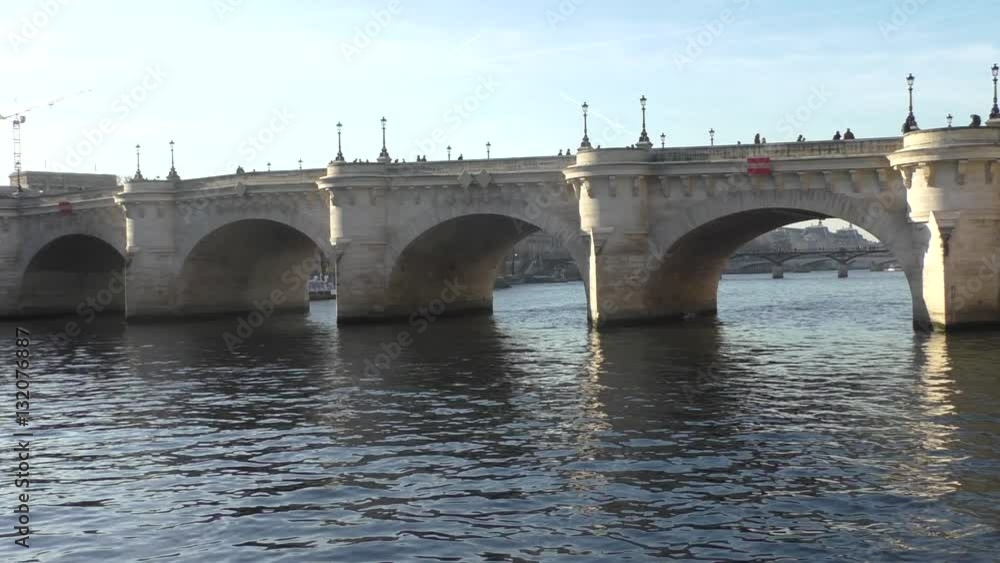 Pont Neuf sur La Seine à Paris Pont Neuf sur La Seine à Paris