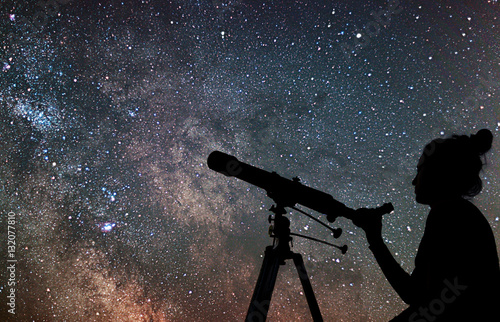 Leinwand Poster Frau mit dem Teleskop, welches die Sterne überwacht