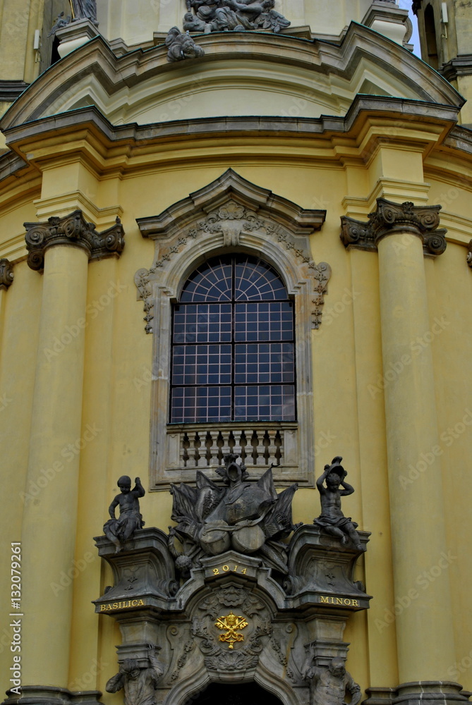 Zabytkowe okno w barokowym kościele