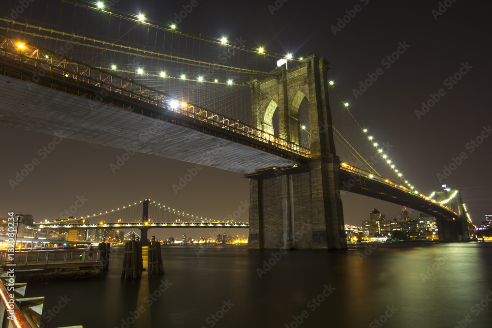 Obraz premium Piękny widok na Most Brookliński nocą.