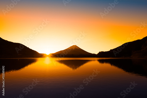 湖に浮かぶ富士山と日の出 