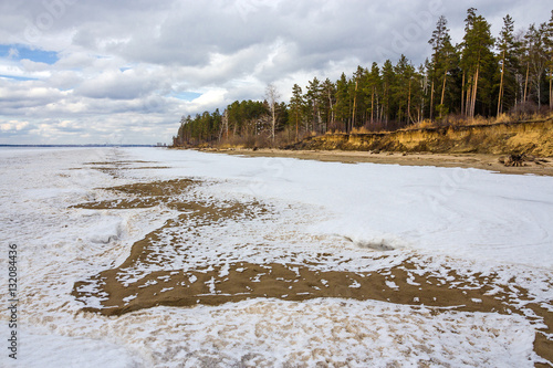 Fotografia Spring melting of ice on the Ob river