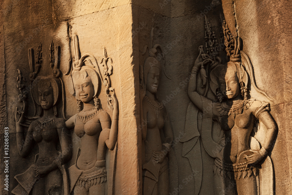 Fototapeta premium Devata carvings in Angkor Wat