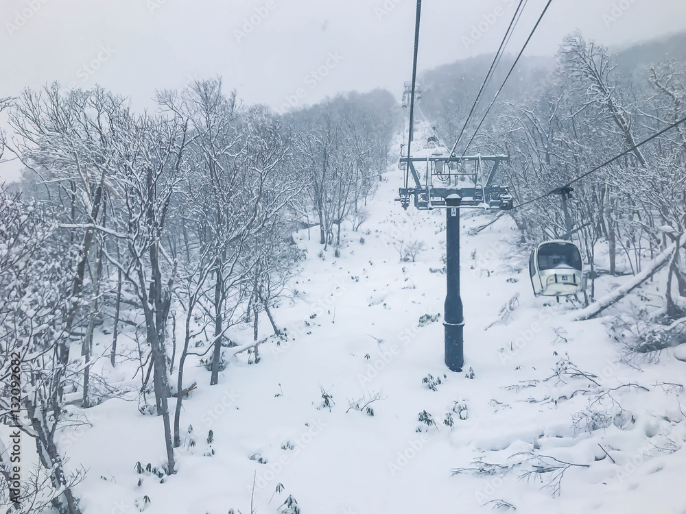 Obraz premium Ski-lift in Niseko Ski Resort, Hokkaido.