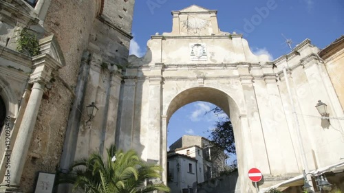 Strade e case del borgo medievale Gerace in Calabria photo