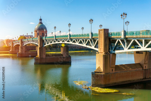 The Saint-Pierre bridge passes over the Garonne and it was completely rebuilt in 1987 in Toulouse, Haute-Garonne, Midi Pyrenees, southern France.