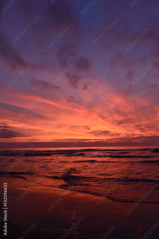 Sonnenuntergang Lido di Camaiore im Ligurischen Meer Sonnenuntergang Lido di Camaiore im Ligurischen Meer