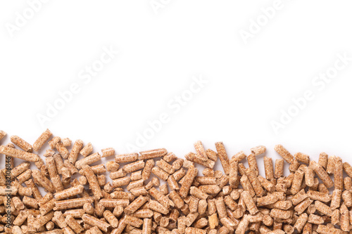 Holzpellets auf weissem Hintergrund