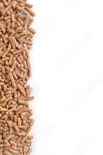 Holzpellets auf weissem Hintergrund