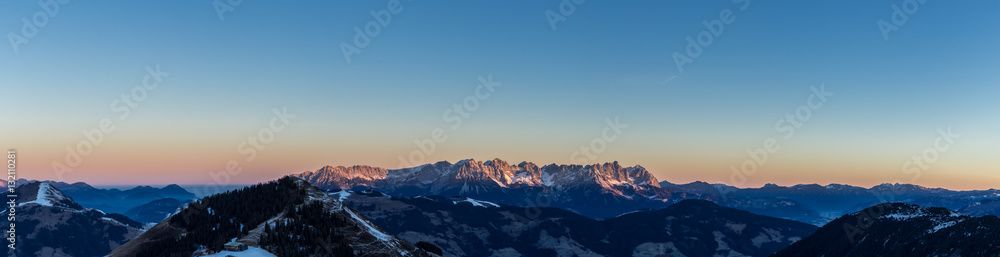Sonnenaufgang am Gipfel mit leuchtendem Gebirge Wilder Kaiser in Tirol