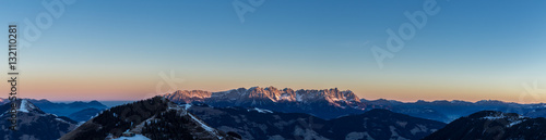 Sonnenaufgang am Gipfel mit leuchtendem Gebirge Wilder Kaiser in Tirol
