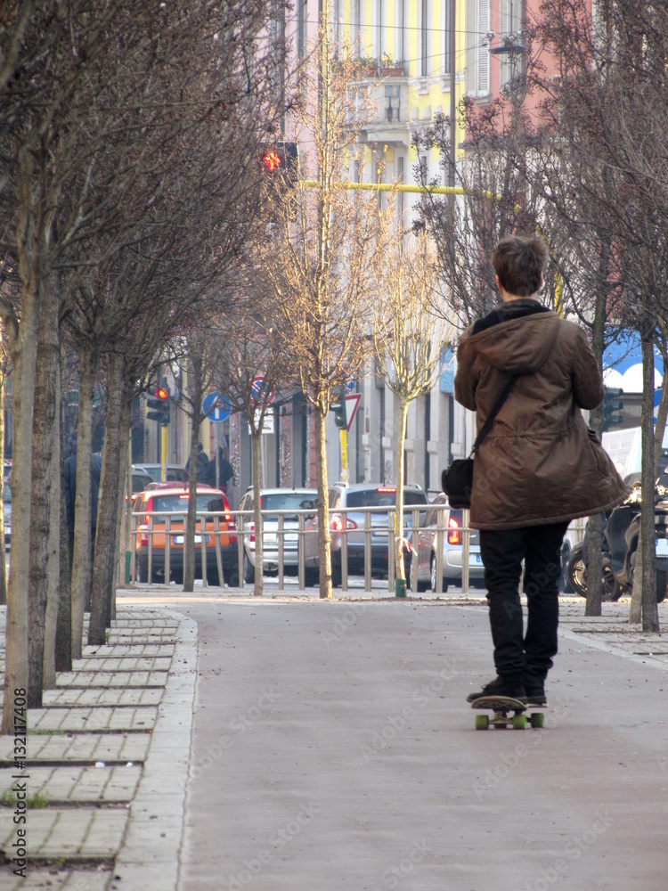 Skater per le strade della città