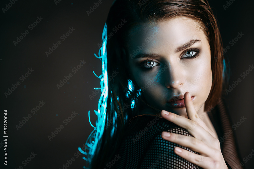 Fototapeta premium Moda model piękna dziewczyna w modnych ubraniach w świetle ultrafioletowym, pokazując różne pozy. Piękno ciała i twarzy. Zdjęcia wykonane w studio. Przestrzeń reklamowa