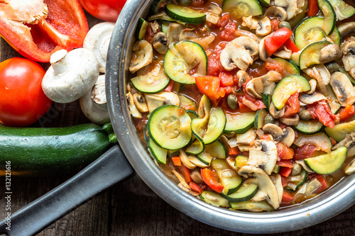 фотографія Fresh vegetarian dish made from cooked vegetables, healthy eating