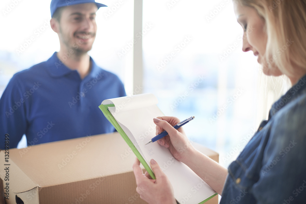 Obraz premium Just sign over there please