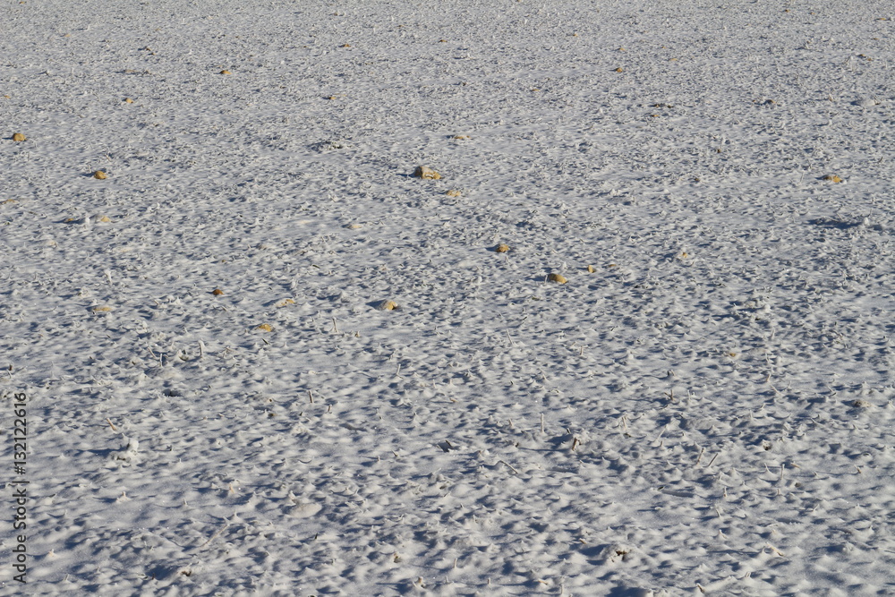 schneebedeckter Acker mit Kalksteinen schneebedeckter Acker mit Kalksteinen