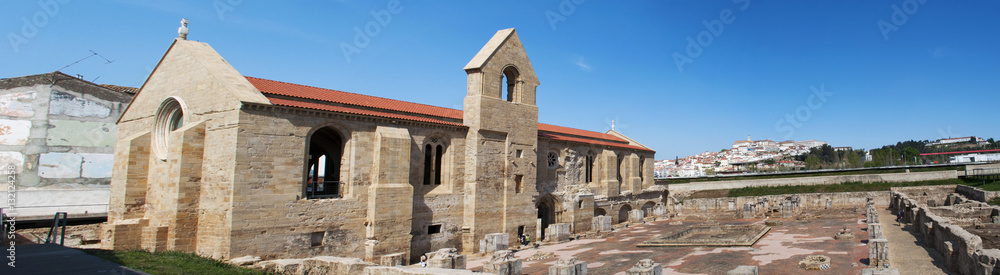 Portogallo, 28/03/2012: le rovine del Monastero di Santa Clara a Velha, la vecchia, il monastero costruito nel XIV secolo, sulla riva sinistra del fiume Mondego, nella città di Coimbra