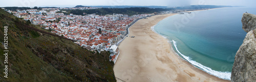 Portogallo, 30/03/2012: vista della spiaggia e dei quartieri Praia e Pederneira visti da Sitio, l'altro vecchio quartiere della città di Nazaré photo