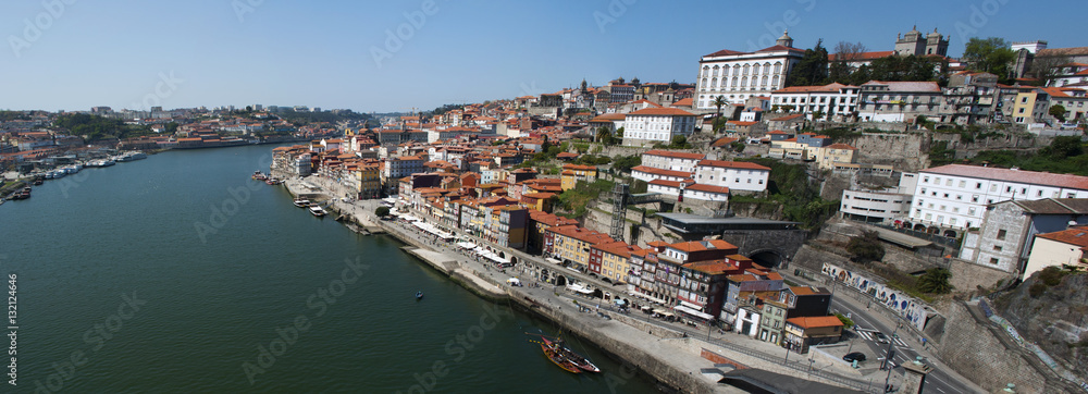 Portogallo, 26/03/2012: lo skyline di Porto e di Vila Nova de Gaia viste dal Luiz I, il ponte ad arco a due piani sul fiume Douro tra le due città