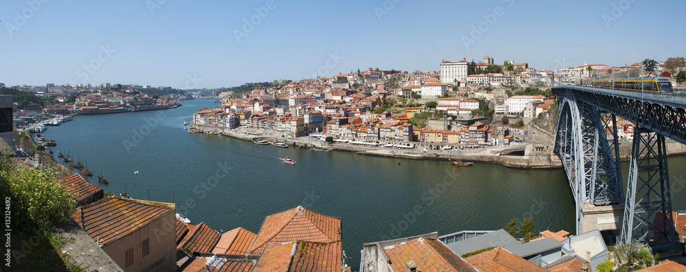 Portogallo, 26/03/2012: lo skyline di Porto con vista sul Luiz I, il ponte ad arco a due piani sul fiume Douro tra le città di Porto e Vila Nova de Gaia
