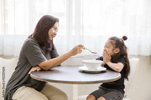 Billede på lærred Mother convince daughter to eat food