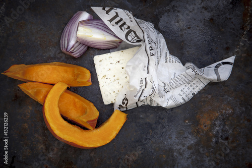 Kürbis mit Babyspinat und Schafkäse auf schwarzem Hintergrund photo