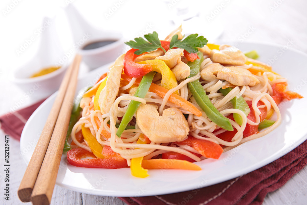fried noodles with chicken and vegetables fried noodles with chicken and vegetables