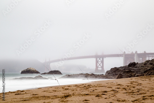 Blick von Baker Beach auf die Golden Gate Bridge im Nebel in San Francisco, Kalifornien, USA.