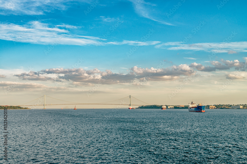 Naklejka premium Most Verrazano – Narrows to dwupoziomowy most wiszący łączący dzielnice Staten Island i Brooklyn w Nowym Jorku.