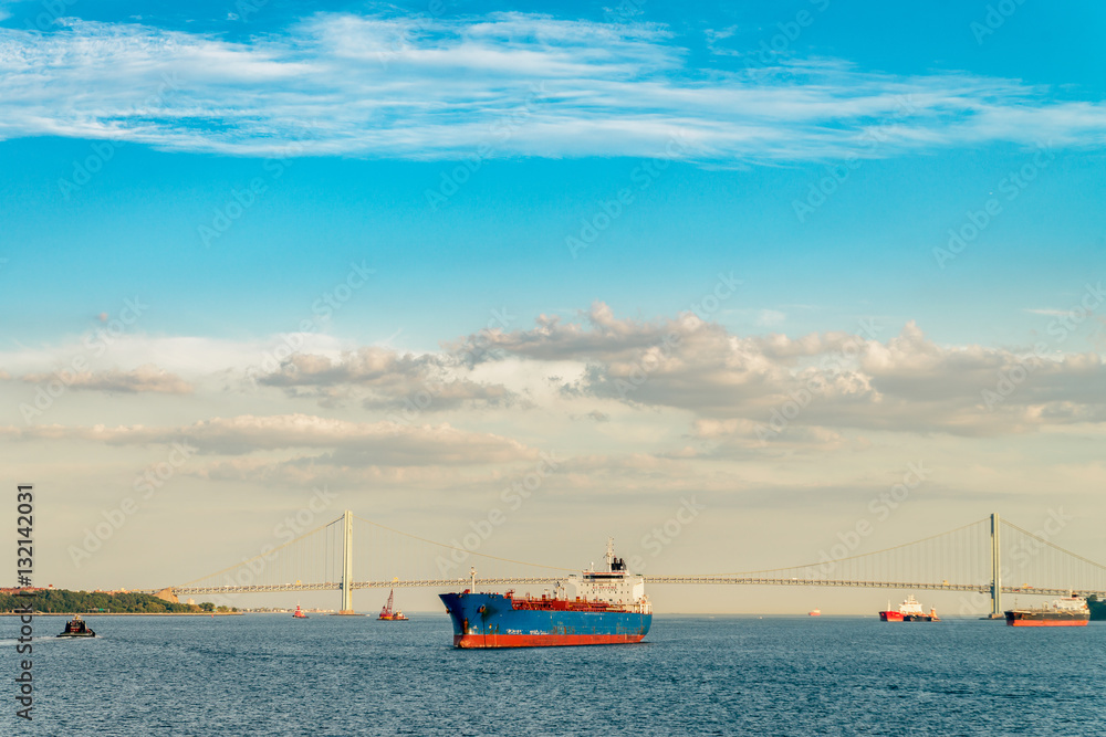 Fototapeta premium The Verrazano–Narrows Bridge is a double-decked suspension bridge that connects the New York City boroughs of Staten Island and Brooklyn.