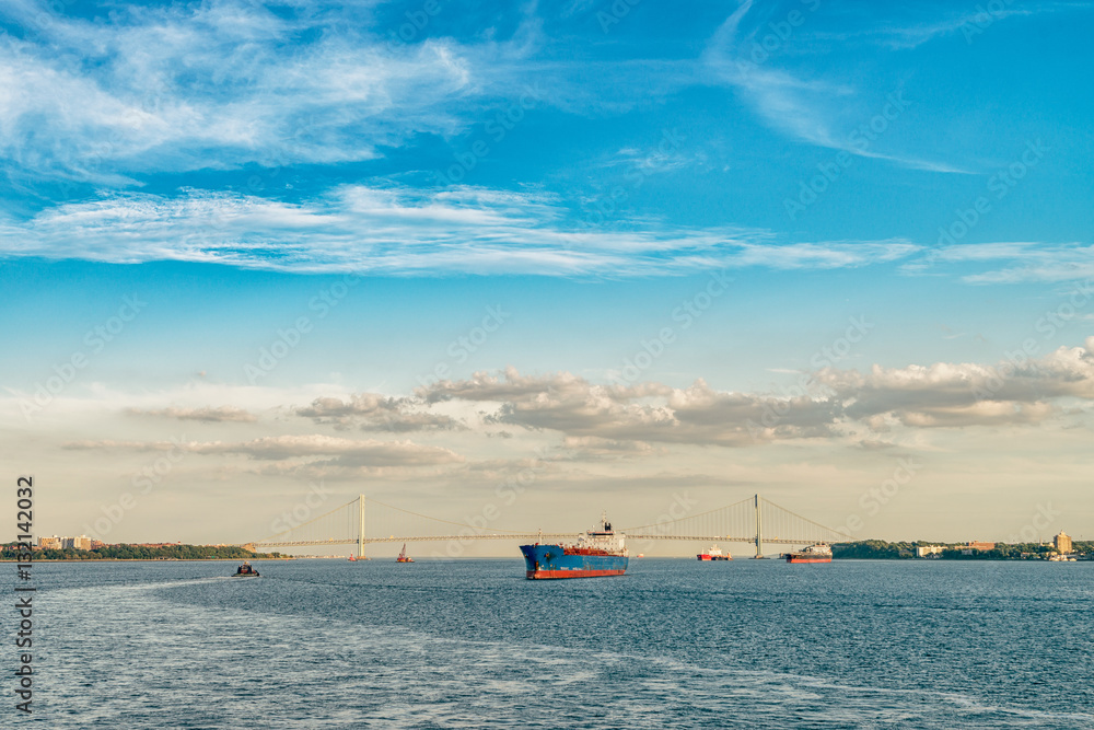 Obraz premium Most Verrazano – Narrows to dwupoziomowy most wiszący łączący dzielnice Staten Island i Brooklyn w Nowym Jorku.