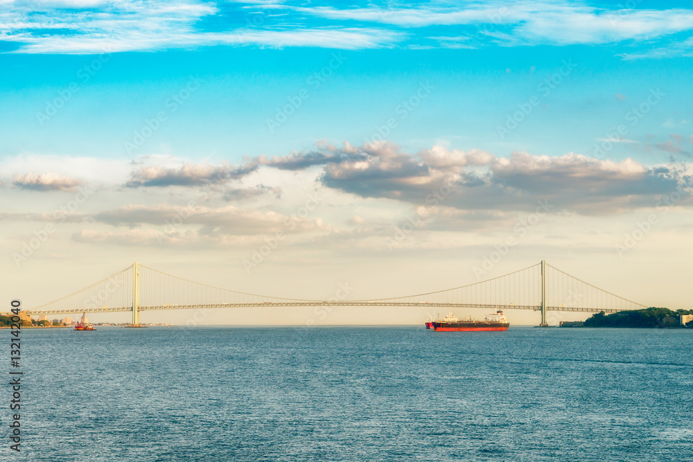 Obraz premium The Verrazano–Narrows Bridge is a double-decked suspension bridge that connects the New York City boroughs of Staten Island and Brooklyn.