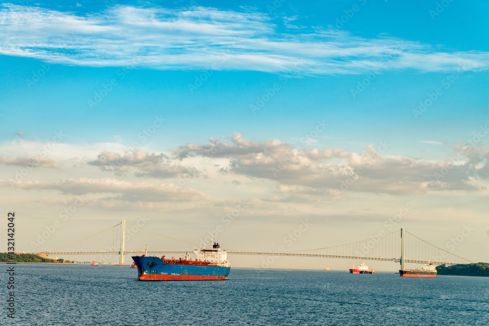 Obraz premium The Verrazano–Narrows Bridge is a double-decked suspension bridge that connects the New York City boroughs of Staten Island and Brooklyn.