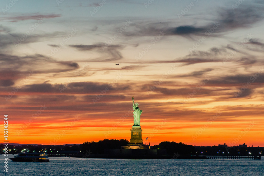 Fototapeta Statua Wolności, Nowy Jork, USA. Żywy obraz lowlight podzielony.