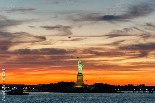 Fototapeta Statua Wolności, Nowy Jork, USA. Żywy obraz lowlight podzielony.