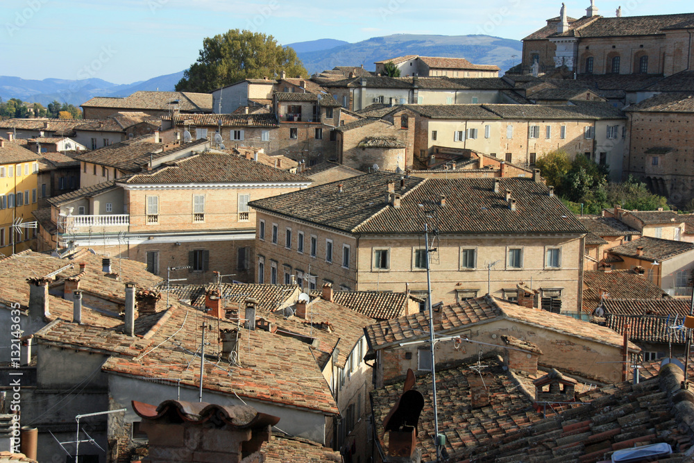 Toits colorés de la cité médiévale d'Urbino, Italie
