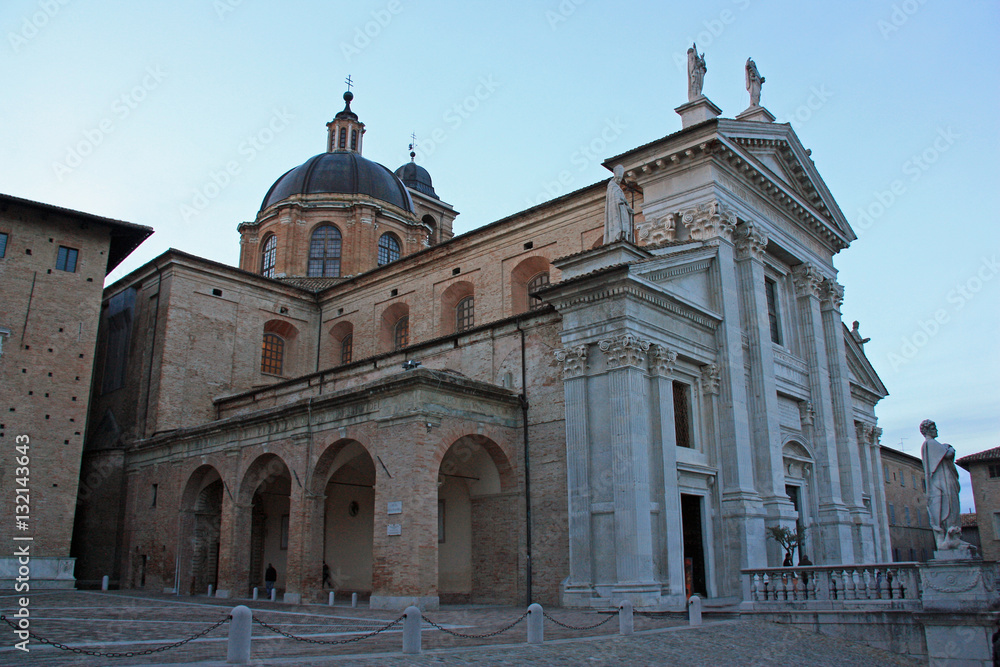 Le Duomo au crépuscule à Urbino, Italie