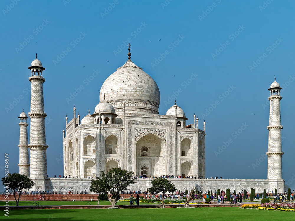 The Taj Mahal on a cloudless day