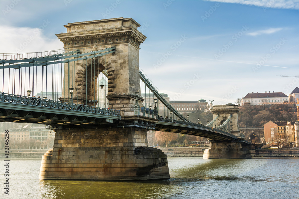 Obraz premium budapest chain bridge on sunny day, hungary