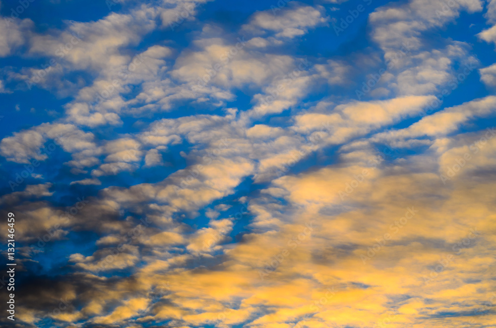 Obraz premium Beautiful sunset clouds in sky